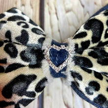 Load image into Gallery viewer, Velvet leopard bowtie
