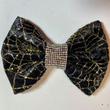 Load image into Gallery viewer, Black velvet bowtie
